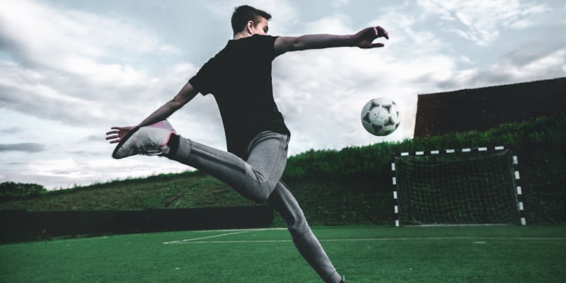 2026世界杯概念图 - 足球场与欢呼的球迷剪影